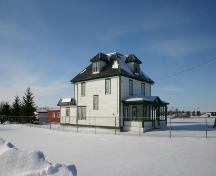 Vue des façades principales - du nord-est de la maison du Dr Hunter, Teulon, 2005; Historic Resources Branch, Manitoba Culture, Heritage, Tourism and Sport, 2005