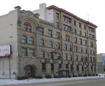 Façade ouest montrant la composition de la ligne de toiture d'origine sur la gauche de l'immeuble Peck, Winnipeg, 2005; Historic Resources Branch, Manitoba Culture, Heritage, Tourism and Sport, 2005