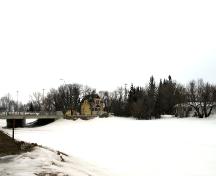 Vue d'ensemble - depuis la rive opposée de la rivière Icelandic de la maison Fjelsted, Arborg, 2005; Historic Resources Branch, Manitoba Culture, Heritage, Tourism and Sport, 2005
