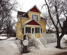 Vue de la façade principale - de l'ouest de la maison Fjeldsted, Arborg, 2005; Historic Resources Branch, Manitoba Culture, Heritage, Tourism and Sport, 2005
