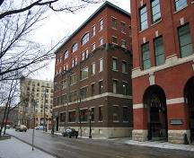 Vue d'ensemble (avec trois section d'étage originale distinguée de deux adjonction d'étage récente par la couleur de briques et fenestration) - du sud-est du bâtiment de la Northern Electric, Winnipeg, 2007; Historic Resources Branch, Manitoba Culture, Heritage and Tourism, 2007