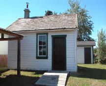 Faille Cabin exterior front, 2004 ; A.Geggie/GNWT-2004