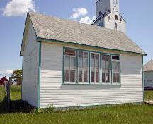 Vue oblique - du nord-ouest de l'école Canal, McCreary, 2006; Historic Resources Branch, Manitoba Culture, Heritage, Tourism and Sport, 2006