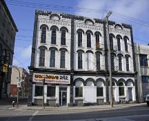 Façade principale - de l'est de l'immeuble Bathgate, Winnipeg, 2007; Historic Resources Branch, Manitoba Culture, Heritage, Tourism and Sport, 2007