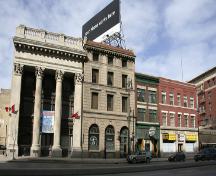 Vue d'ensemble - de l'est de l'édifice de la Banque Royale du Canada, Winnipeg, 2006; Historic Resources Branch, Manitoba Culture, Heritage, Tourism and Sport, 2006