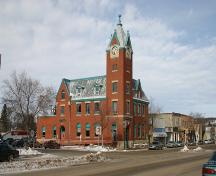 Façades principales - du sud-est du bureau de poste de Minnedosa, Minnedosa, 2005; Historic Resources Branch, Manitoba Culture, Heritage, Tourism and Sport, 2005