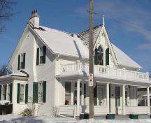 This image provides a side view of the house and features a rectangular bay window, 2007.; Lindsay Benjamin, 2007.