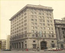 Vue de la Banque de Hamilton, qui montre sa masse monolithique de dix étages coiffée d'un toit plat et sa conception à l'italienne constituée d'une division verticale tripartite.; Agence Parks Canada / Parks Canada Agency.