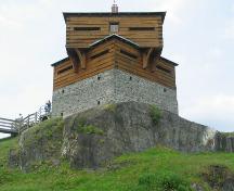 Cette image montre le monticule rocheux d’une hauteur de 150 pieds au-dessus du confluent du fleuve Saint-Jean et de la rivière Madawaska. ; PNB 2005