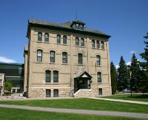 Vue de la façade sud des bâtiments Brandon College et Clark Hall, Brandon, 2005; Historic Resources Branch, Manitoba Culture, Heritage, Tourism and Sport, 2005