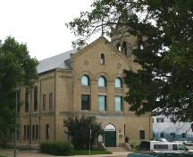 Vue des façades principales - du sud-est de l'hôtel de ville de Dauphin, Dauphin, 2005; Historic Resources Branch, Manitoba Culture, Heritage, Tourism and Sport, 2005