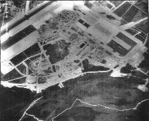 Vue de la base de l'Aviation royale du Canada à Goose Bay, qui montre le hangar 7 dans le haut de l'image, 1955.; Natural Resources Canada / Ressources naturelles Canada, Photo Library, A14865-41, 1955.