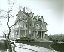 Vue en angle de l'ancienne résidence de l'évêque, un des bâtiments du lieu historique national du Canada des Établissements-Religieux-de-Gravelbourg, qui montre son architecture néo-classique et sa sophistication stylistique.; Parks Canada Agency / Agence Parcs Canada