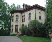 Of note is the two-storey bay window with three large windows on each storey.; Martina Braunstein, 2007.