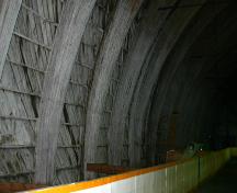 Intérieur des arcs stratifiés de la patinoire commémorative de Poplar Point et son district, Poplar Point, 2005; Historic Resources Branch, Manitoba Culture, Heritage, Tourism and Sport, 2005
