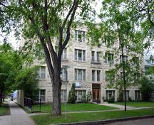 Primary elevation, from the southeast, of the Bellcrest Apartments, Winnipeg, 2006; Historic Resources Branch, Manitoba Culture, Heritage, Tourism and Sport, 2006