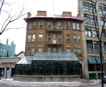 Façade principale - de l'est de l'hôtel Royal Albert Arms, Winnipeg, 2006; Historic Resources Branch, Manitoba Culture, Heritage, Tourism and Sport, 2006