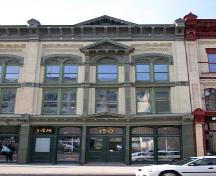 Façade principale - de l'est de la maison de Comoy, Winnipeg, 2006; Historic Resources Branch, Manitoba Culture, Heritage, Tourism and Sport, 2006