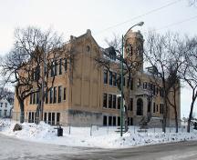 Façades principales - du sud-est de l'école Principal Sparling, Winnipeg, 2006; Historic Resources Branch, Manitoba Culture, Heritage, Tourism and Sport, 2006