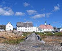 Vue générale de la Mission de Hopedale, qui montre le couloir extérieur entre l’église (droite) et la maison de la mission (gauche), 2007.; Parks Canada Agency / Agence Parcs Canada, David Henderson, 2007.