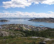Vue du paysage de la Mission de Hopedale, qui montre le regroupement serré des bâtiments et le rivage rocailleux, 2007.; Parks Canada Agency / Agence Parcs Canada, David Henderson, 2007.