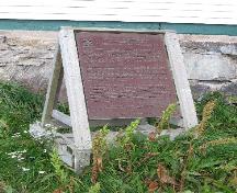 Vue en détail de la plaque à la Mission de Hopedale, 2007.; Parks Canada Agency / Agence Parcs Canada, David Henderson, 2007.