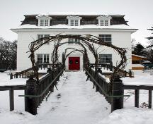 Main entrance, viewed from the west, to the Guest House, Winnipeg, 2005; Historic Resources Branch, Manitoba Culture, Heritage, Tourism and Sport, 2005