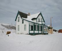 Vue des façades principales - du sud-est de la maison Sprague, Minnedosa, 2005; Historic Resources Branch, Manitoba Culture, Heritage, Tourism and Sport, 2005
