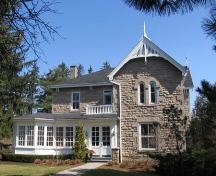 The south façade depicts the stonework, quoins, and paired arched windows of the Italianate style.; Lindsay Benjamin, 2007.