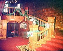 Vue de l'intérieur de Craigdarroch, qui montre les matériaux et les œuvres des ouvriers spécialisés d'origine, 1994.; Parks Canada Agency / Agence Parcs Canada, J. Butterill, 1994.