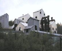 Vue générale d'une partie du lieu historique national du Canada de Nordegg, 1999.; Agence Parcs Canada/ Parks Canada Agency, L. Felske, 1999.