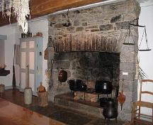 Vue de l'intérieur de la maison Saint-Gabriel, qui montre un des grands foyers en pierre, 2005.; Parks Canada Agency / Agence Parcs Canada, N. Clerk, 2005.