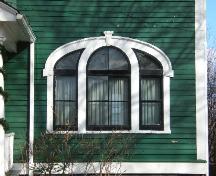 Cette photographie montre la fenêtre palladienne très ornée, 2006; City of Saint John