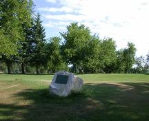 This image presents the commemorative plaque and the grounds of the site now used as a golf course.; PNB 2005
