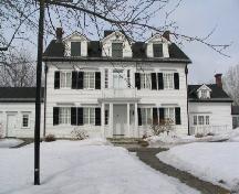 Vue générale de la maison Billings, qui montre la façade principal, 2006.; Agence Parcs Canada / Parks Canada Agency, M. Schwartz, 2006.