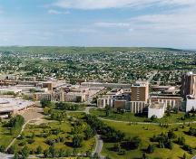 Vue arienne du campus du Southern Alberta Institute of Technology, qui montre Heritage Hall à la gauche de l'image.; Parks Canada Agency / Agence Parcs Canada.