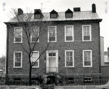 General view of Sewell House, showing its symmetrical design and central entry door with transom, 1969.; Agence Parcs Canada / Parks Canada Agency, 1969.