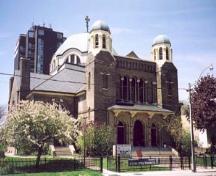 Vue de la façade de l'église anglicane St. Anne, qui montre son toit en gradins, culminant en un grand dôme central octogonal.; Ontario Ministry of Culture / Ministère de la Culture de l'Ontario