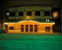 Vue générale du théâtre Pantages Playhouse pendant la nuit, 1995.; Parks Canada/Parcs Canada, 1995.