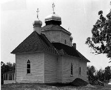 Vue arrière de l'église ukrainienne St. Michael, qui montre sa masse, reflétant les trois cadres intérieurs et attestant l'influence ukrainienne.; Parks Canada Agency / Agence Parcs Canada.