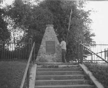 View of the Historic Sites and Monuments Board of Canada plaque and cairn commemorating the site.; Parks Canada Agency / Agence Parcs Canada.