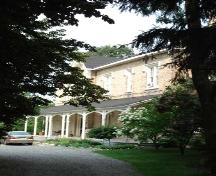 Of note is the large verandah of chamfered post supports connected by Tudor arches.; Martina Braunstein, 2007.