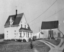 Image historique montrant la maison et la grange; Denise Trenholm