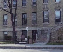 Vue de la résidence d'infirmières de l'hôpital de Saint-Boniface, qui montre l’assise de calcaire imposante au bas du rez-de-chaussée, 2005.; Parks Canada Agency / Agence Parcs Canada, 2005.