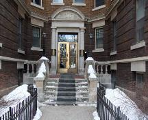 Entrée principale des appartements Congress, Winnipeg, 2006; Historic Resources Branch, Manitoba Culture, Heritage, Tourism and Sport, 2006