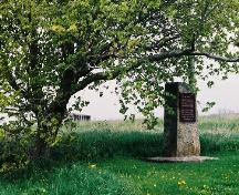 Vue générale du site archéologique de Fort Lawrence, qui montre une plaque avec l'inscription de la Commission des lieux et monuments historiques du Canada, 2003.; Parks Canada Agency / Agence Parcs Canada, Philip Goldring, 2003.