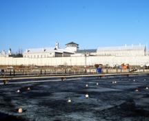 General view of Kingston Penitentiary, showing the fortified profile of the wall created by its height and thickness, 1994.; Parks Canada Agency / Agence Parcs Canada, J. Butterill, 1994.