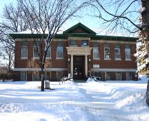 Façade principale - de l'est de la bibliothèque Cornish, Winnipeg, 2006; Historic Resources Branch, Manitoba Culture, Heritage, Tourism and Sport, 2006