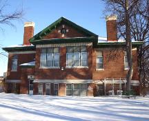 Façade ouest de la bibliothèque Cornish, Winnipeg, 2006; Historic Resources Branch, Manitoba Culture, Heritage, Tourism and Sport, 2006