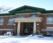 Entrée principale de la bibliothèque Cornish, Winnipeg, 2006; Historic Resources Branch, Manitoba Culture, Heritage, Tourism and Sport, 2006